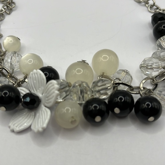 Necklace Black White Beads with White flowers Silver-tone Neutral colors - Picture 4 of 7